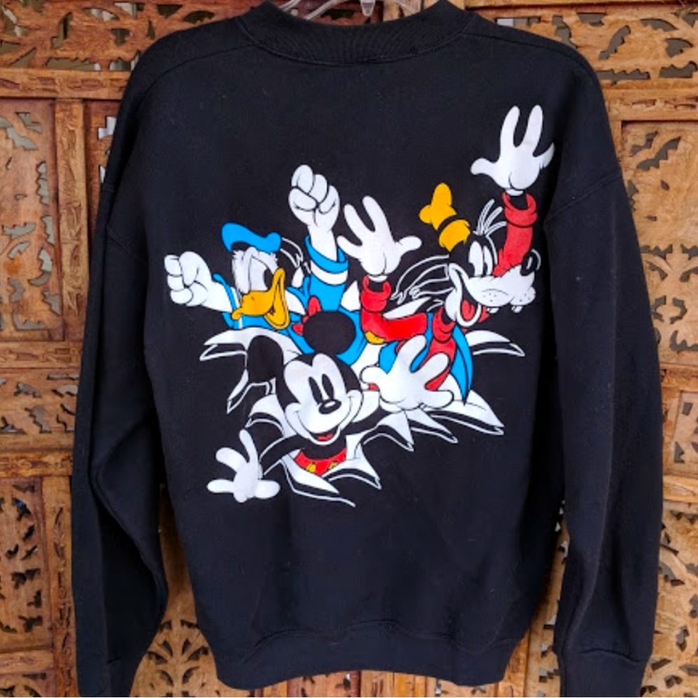 Vintage Disney hilarious butt-backwards crewneck sweater🖤
